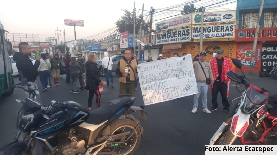 Barberos bloquean Vía Morelos en protesta por cierres masivos por operativa Atarraya