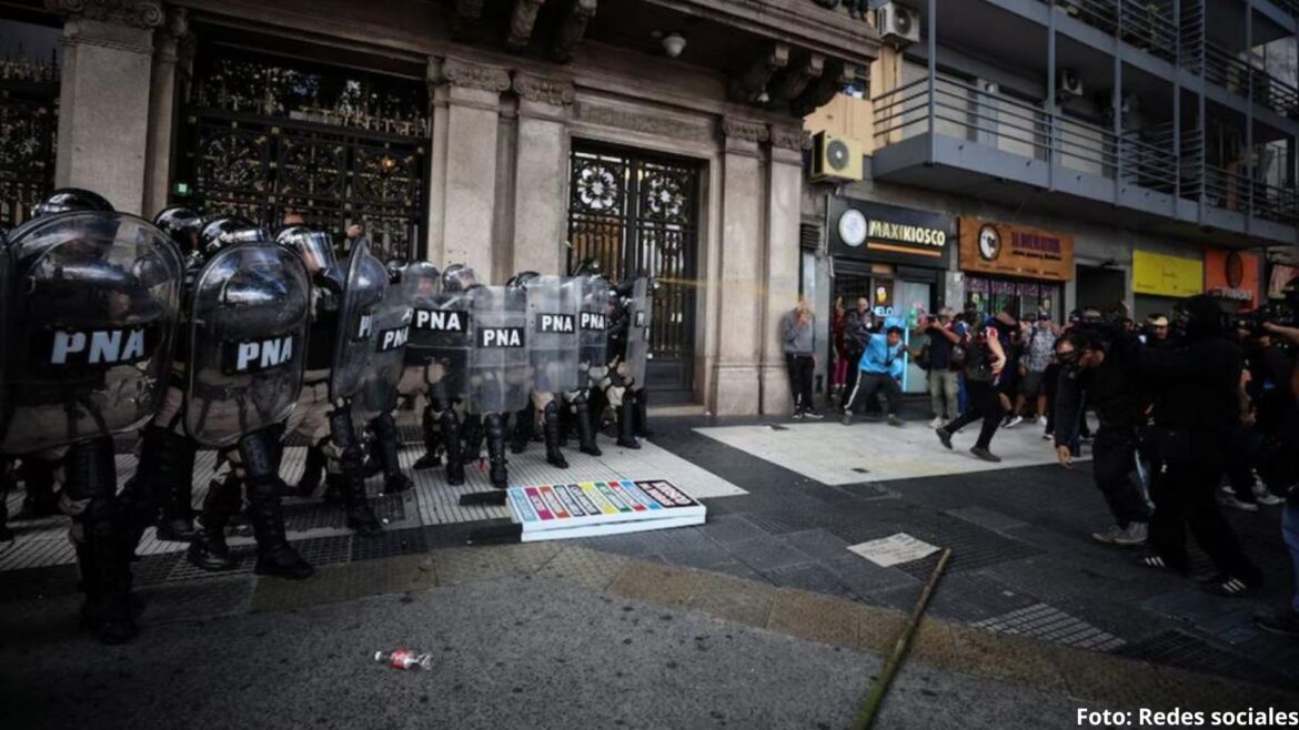 Protesta de jubilados en Argentina desata violencia, deja más de 100 detenidos y provoca cacerolazos contra Milei