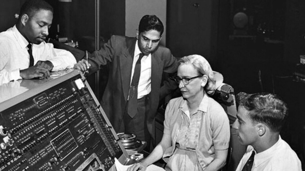 Grace Murray Hopper: La pionera que transformó la informática y allanó el camino para la programación moderna