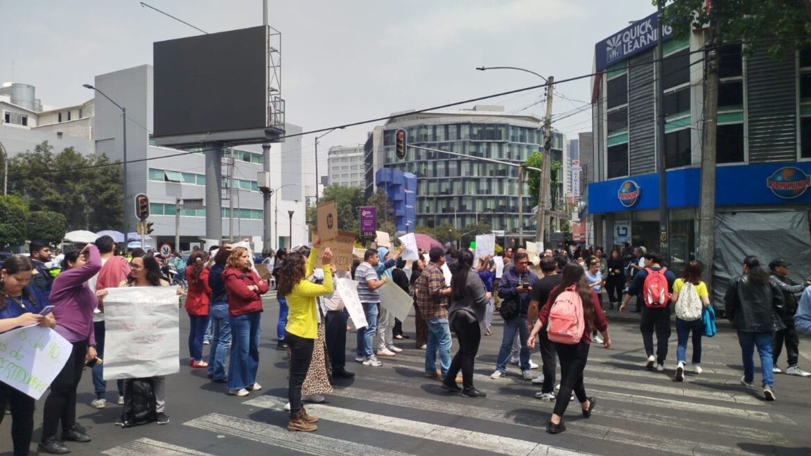 Protesta de trabajadores de Mejoredu en Barranca del Muerto