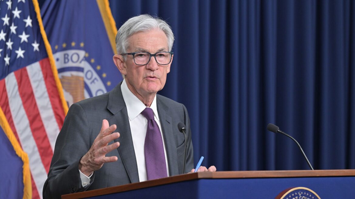 La FED mantiene tasas de interés y Powell alerta sobre mayor incertidumbre económica y riesgo de recesión