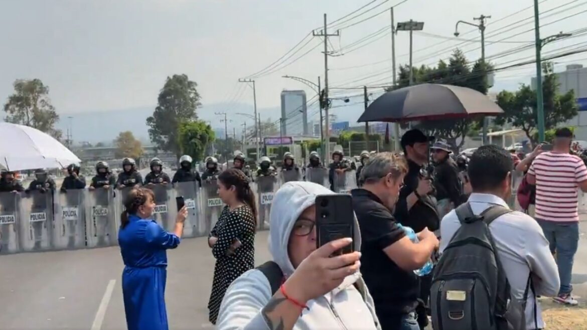 Empleados del INAI bloquean Insurgentes Sur para exigir indemnización tras su desaparición