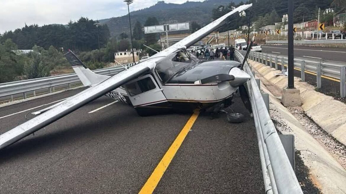 Avioneta aterriza de emergencia en autopista de Hidalgo tras falla en el motor