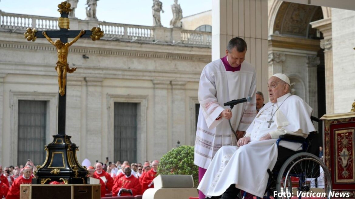 El papa Francisco sorprende en la Plaza de San Pedro durante la misa del Domingo de Ramos