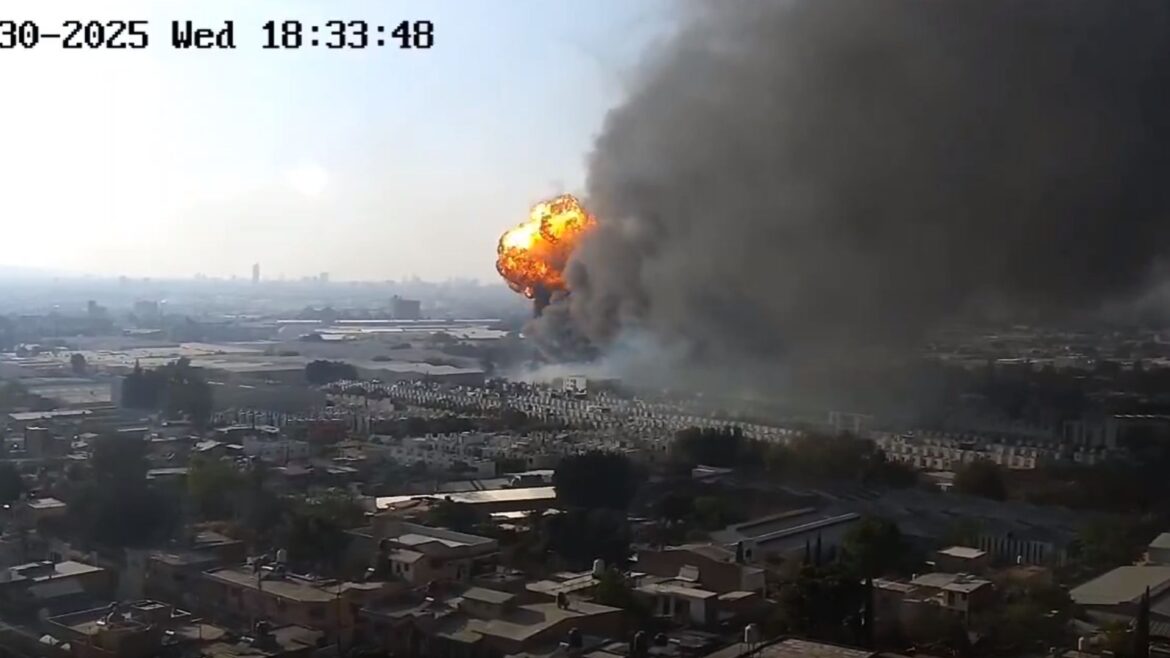 Incendio en fábrica de aerosoles obliga a evacuar varias colonias en Tlaquepaque