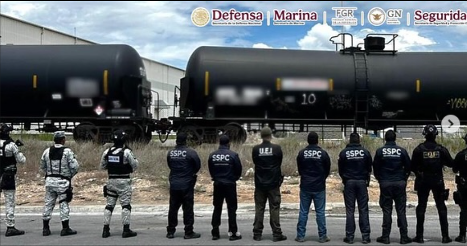 Detienen a 14 personas, entre ellas 5 marinos, empresarios y servidores públicos, por robo de 10 millones de litros de combustible