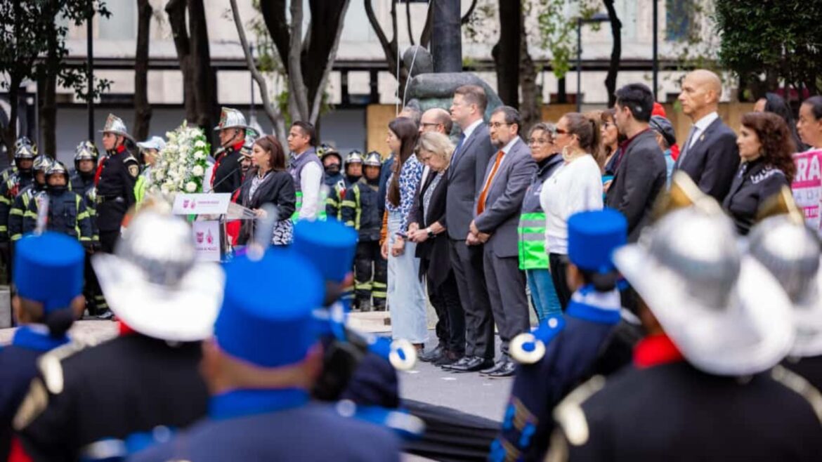 Clara Brugada encabeza homenaje a víctimas de los sismos de 1985 y 2017 y anuncia programa de refuerzo de edificaciones