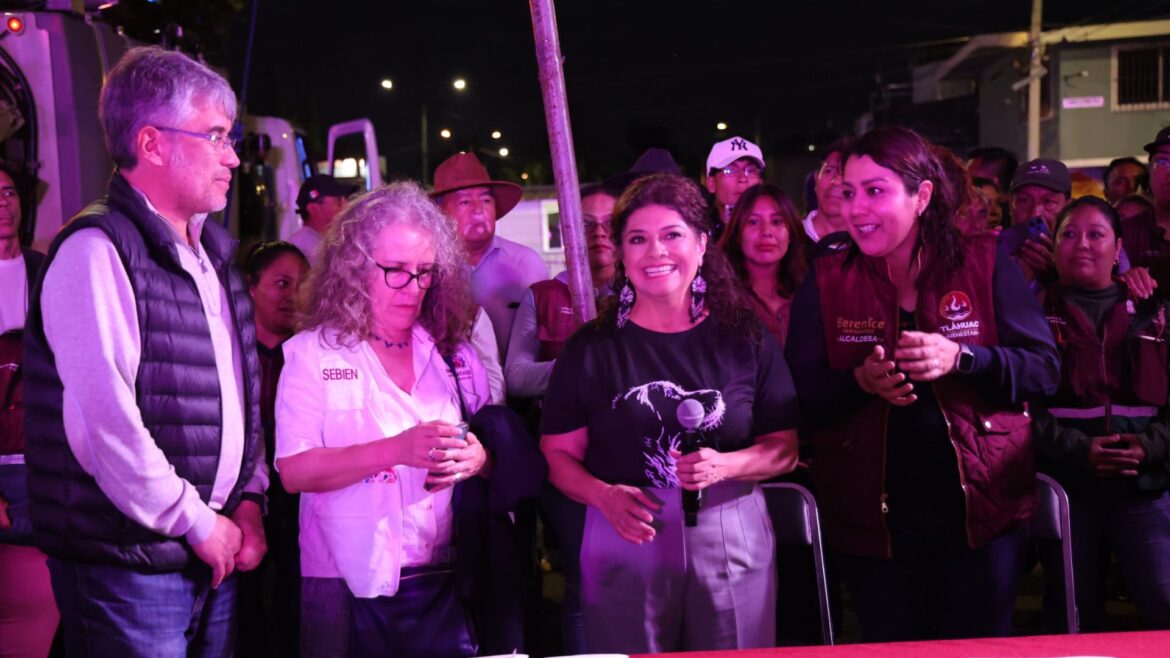 Clara Brugada entrega apoyos de hasta 25 mil pesos a familias afectadas por inundaciones en Tláhuac