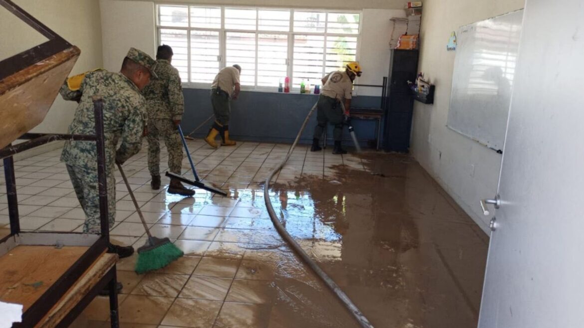 Fuertes lluvias en costas de Jalisco dejan vehículos arrastrados, viviendas inundadas y personas desaparecidas