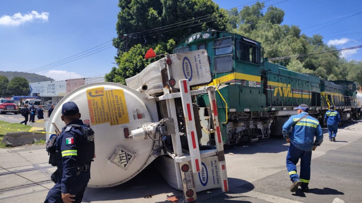 Tren embiste a pipa en Ecatepec y provoca cierre de la Vía Morelos