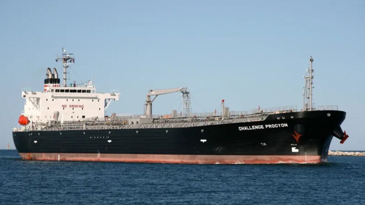 FGR habría detectado a 555 empresas involucradas en red de huachicol fiscal en ocho puertos