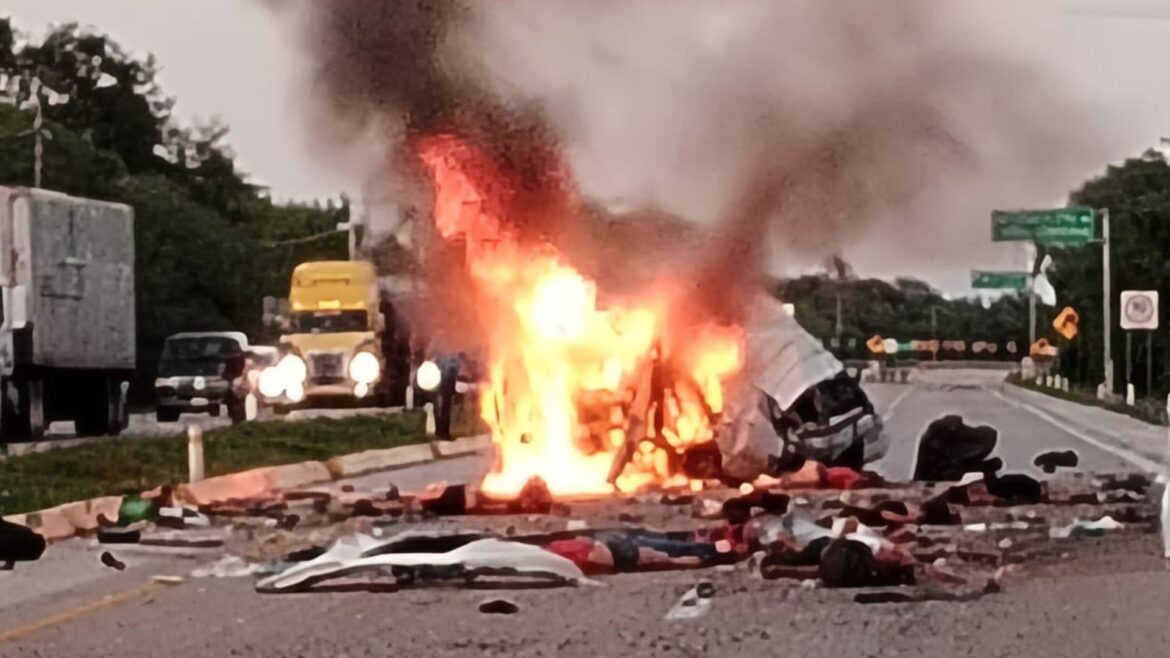 Accidente en carretera Mérida-Campeche deja al menos 15 muertos