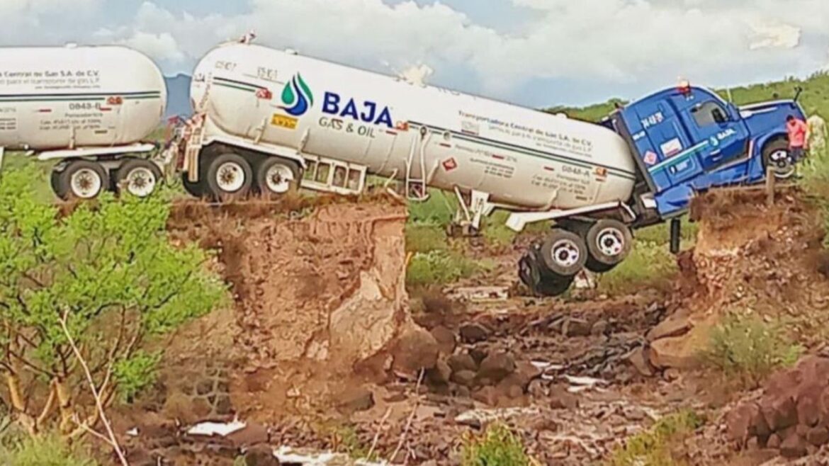 Pipa de gas LP queda suspendida tras colapso de la Carretera Transpeninsular en Mulegé por tormenta Mario