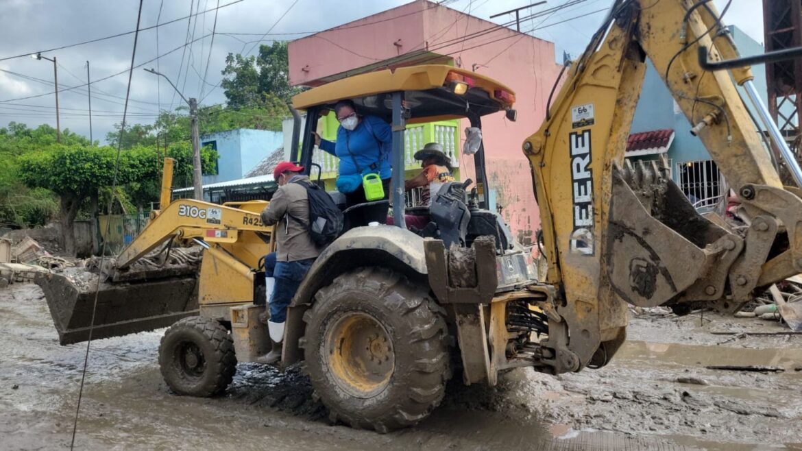 Clara Brugada moviliza 170 trabajadores y maquinaria pesada para ayudar a Veracruz tras lluvias