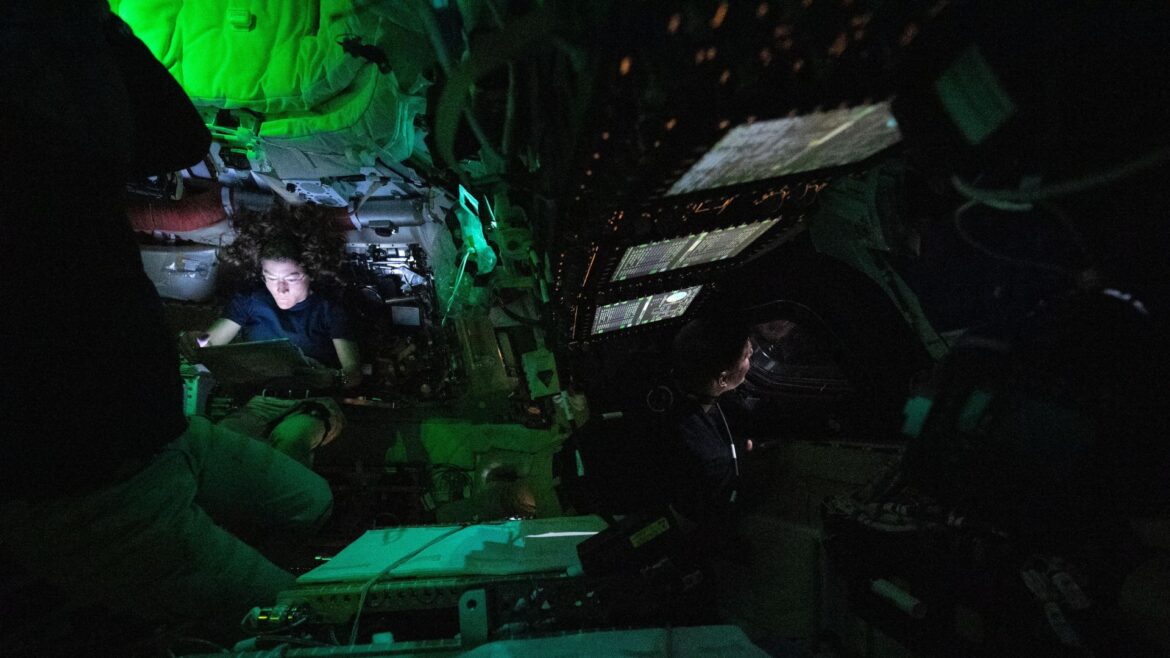 Solos en el lado oscuro de la Luna: la IA que cuida a los astronautas de Artemis II cuando nadie más puede hacerlo