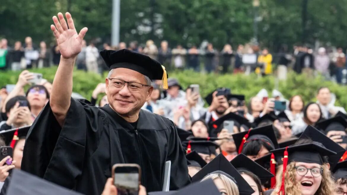 Jensen Huang recibe doctorado honorario de Carnegie Mellon y llama a graduados a “dar forma a lo que sigue”