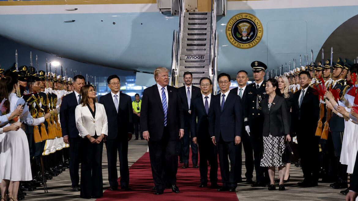 Trump llega con magnates tecnológicos a China para reunirse con Xi Jinping.