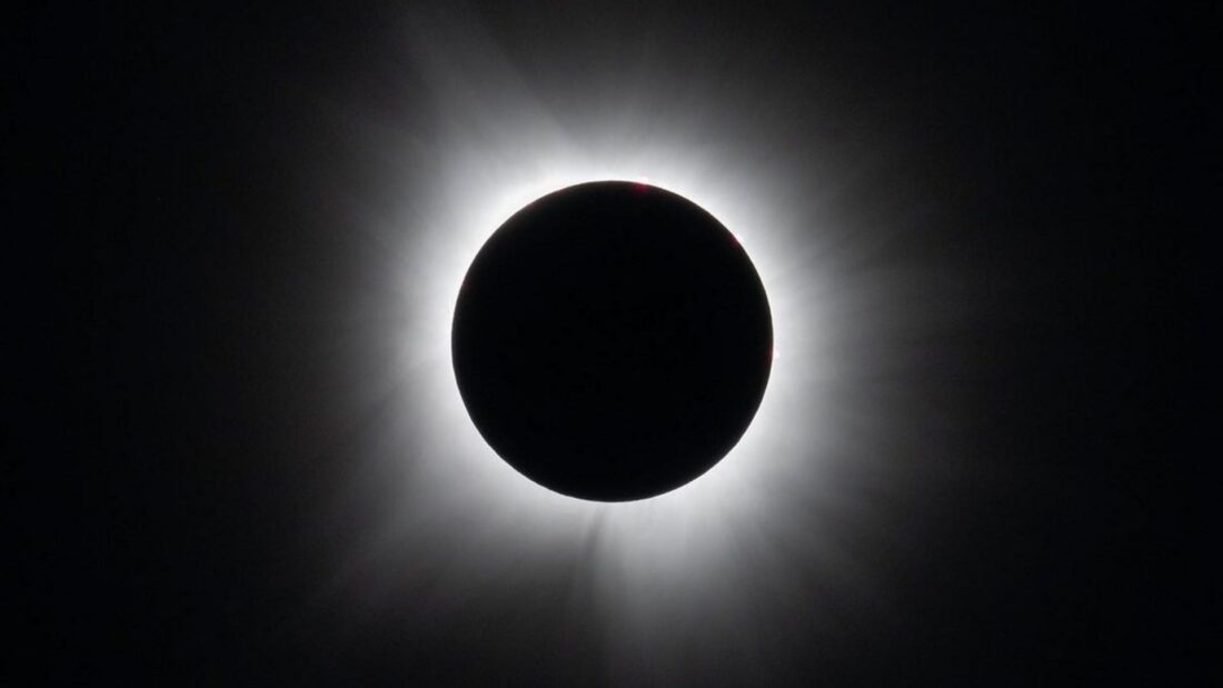 Eclipse solar total: NASA persiguió la sombra de la Luna con avión de gran altitud y 80 globos científicos