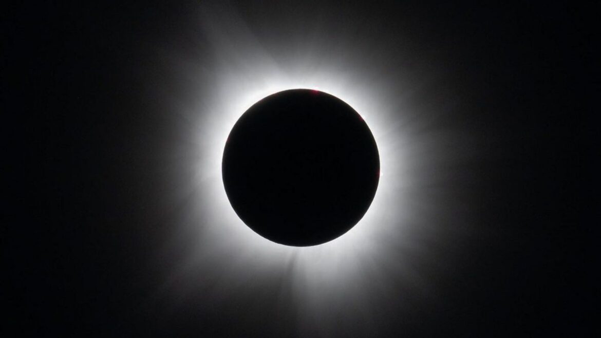 Eclipse solar total: NASA persiguió la sombra de la Luna con avión de gran altitud y 80 globos científicos
