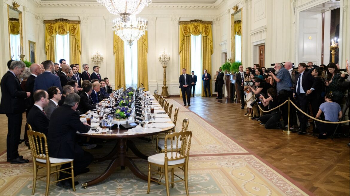 Trump y líderes de IA acuerdan estándares voluntarios y evalúan un comité de supervisión